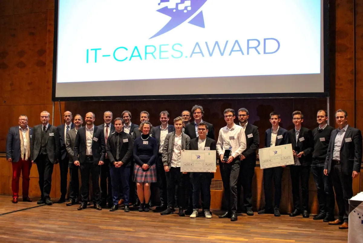 Die Gewinner des IT-Cares.Awards mit den Speakern und den Organisatoren der IT-Achse