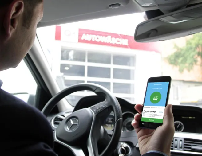 Fürs Autowaschen einfach bequem nach dem Smartphone greifen Bild: Fürs Autowaschen einfach bequem nach dem Smartphone greifen