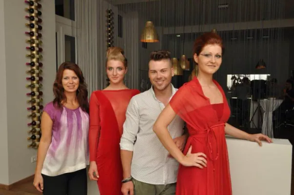 Bild: Schicker Friseursalon & edle Roben der Designerin Sabine Karner