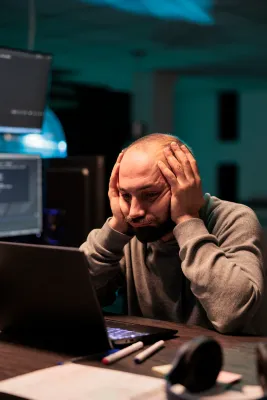 Bild: Effizienz statt Überlastung - warum viele Industriebetriebe trotz voller Teams an Leistung verlieren