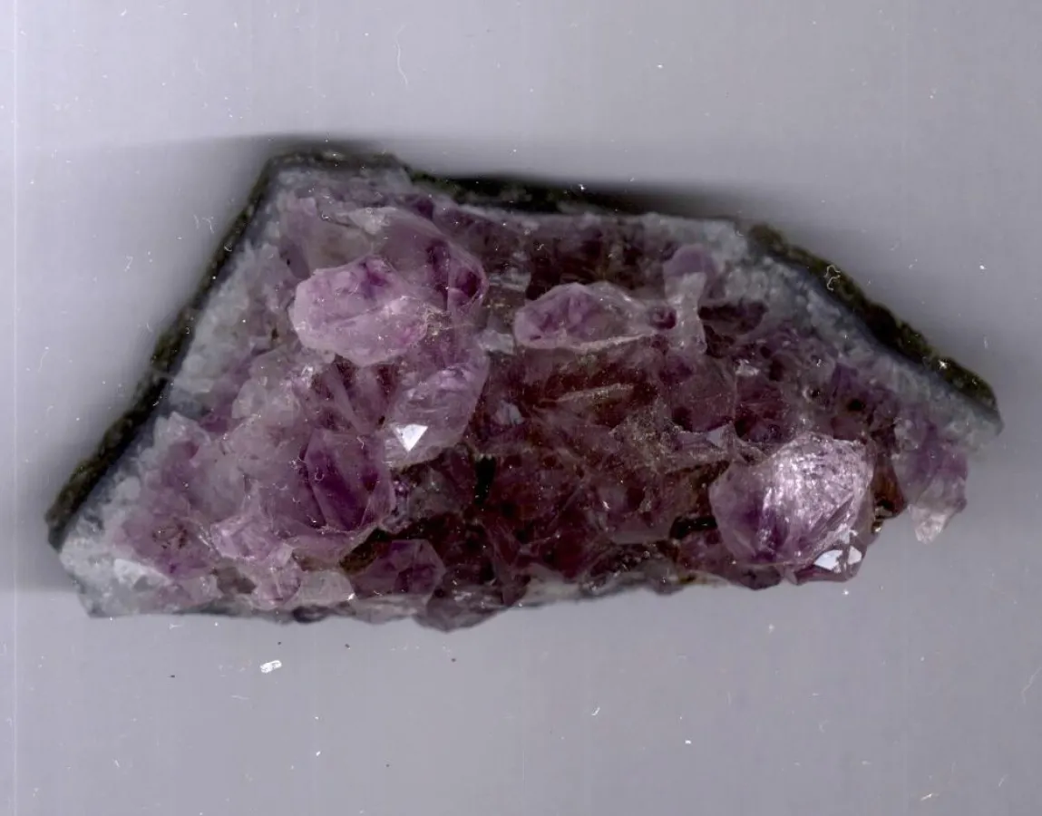 Stück einer Amethyst-Druse.