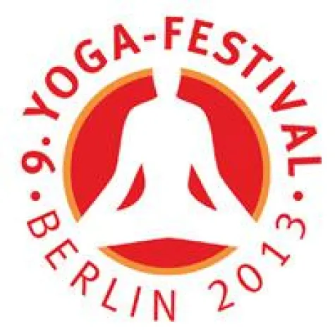 Bild: Comedy-Star Murat Topal auf dem größten Yoga-Event Europas