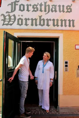 Bild: Benimm ist in. Knigge-Expertin coacht Kinder und Jugendliche