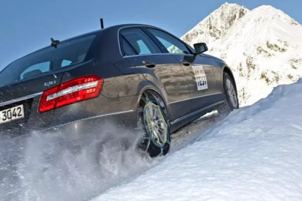 Bild: Schneeketten-Test: Montage erfordert handwerkliches Geschick – Qualitätsunterschiede bei Griffigkeit