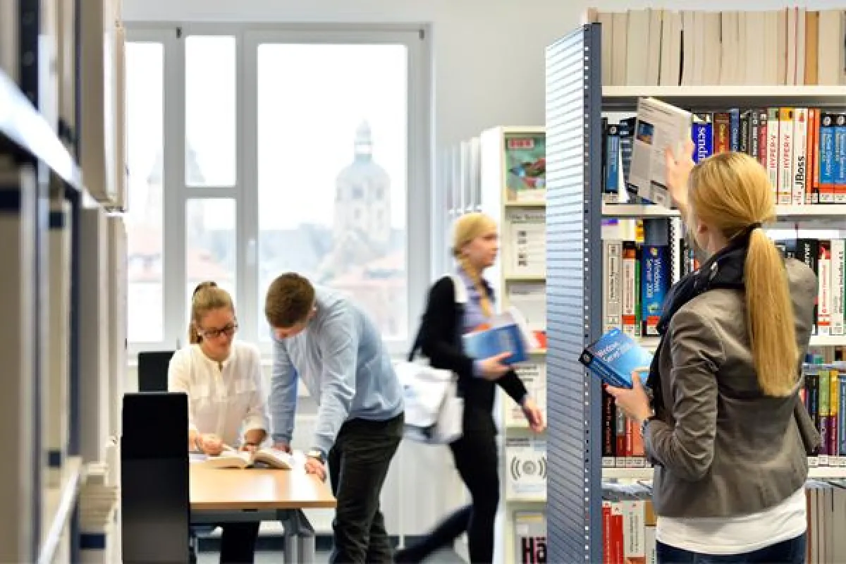 Beim Probestudium lernen Studieninteressierte den richtigen Umgang mit wissenschaftlicher Literatur.