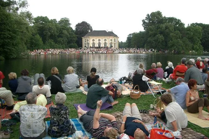 Munich-Volunteers unterstützen "Serenade im Park" Bild: Munich-Volunteers unterstützen "Serenade im Park"