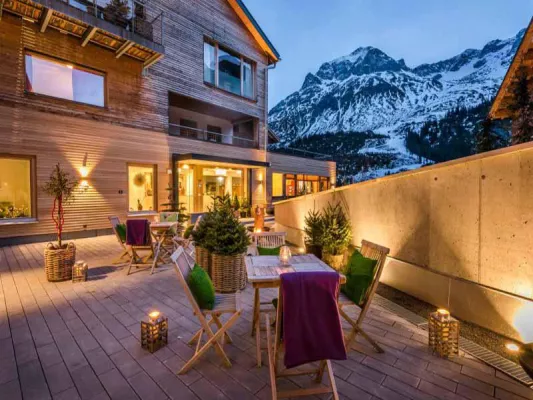 Bild: Sonnenskilauf im Hotel Stäfeli – Relais du Silence in Zug|Arlberg