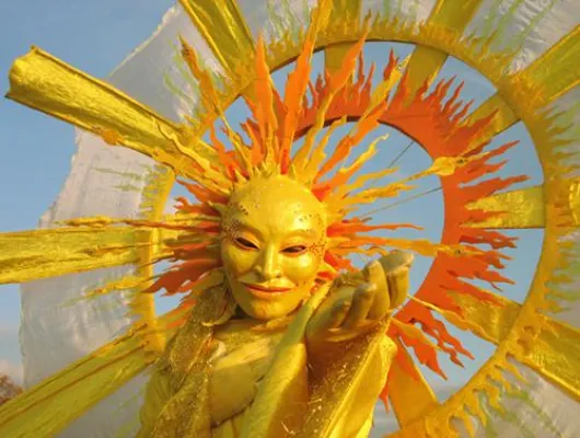 Bild: Magische Bodenfiguren: Phantasievolle Wesen als faszinierender Walk-Act