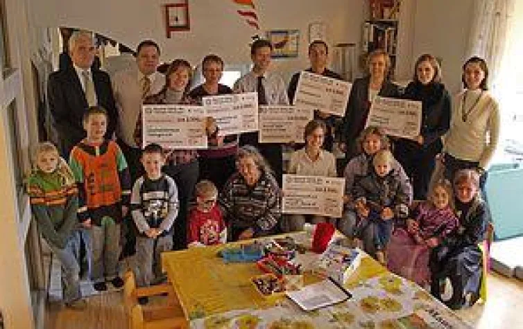 Bild: Tübinger Entenrennen 2007 - 19.500 Euro für den guten Zweck mit Unterstützung von artif orange