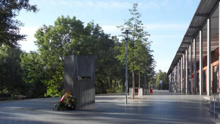 Bild: Begehung des Mahnmals in Bergedorf