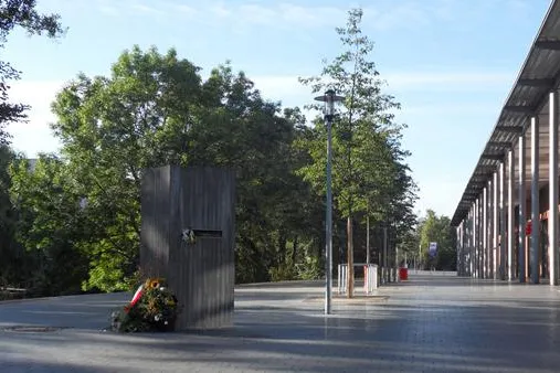 Bild: Begehung des Mahnmals in Bergedorf