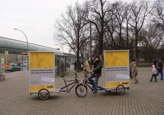 Bild: Mobile Werbeflächen von Poster4City - die einzigartigen Posterbikes & Postertrikes fahren für Kieser Training