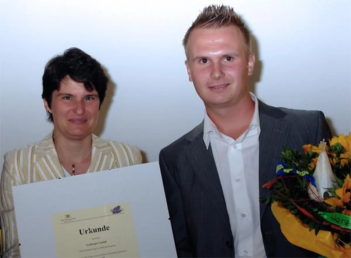 Die Umweltministerin Tanja Gönner und Dustin Kadlubsky vom Umweltteam Losberger bei der Übergabe der ECOfit-Urkunde