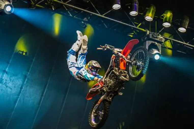 Bild: Premiere in Aschaffenburg: Zirkus FlicFlac vergibt Höchststrafe