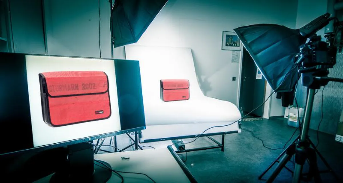 Jedes Unikat wird für die Website fotografiert