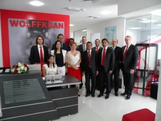 Bild: Der WOLFF bezieht ein neues Revier – WOLFFKRAN eröffnet neue Niederlassung in Dubai