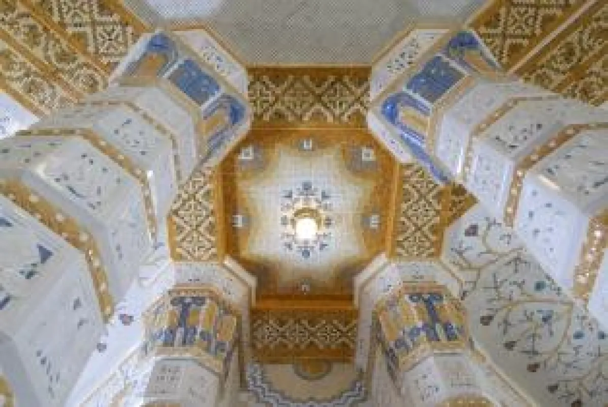 Außergewöhnliches Ambiente: Keramikmosaiken in der Lobby des Prague Imperial Hotel