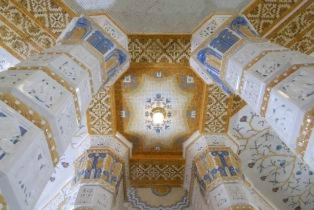 Außergewöhnliches Ambiente: Keramikmosaiken in der Lobby des Prague Imperial Hotel