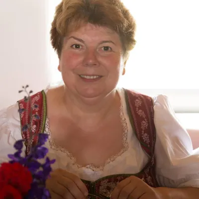 Märchen von verzauberten Gärten wie damals in der Kindheit zuhause - Lesung mit Veronika Keller Bild: Märchen von verzauberten Gärten wie damals in der Kindheit zuhause - Lesung mit Veronika Keller