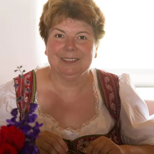 Bild: Märchen von verzauberten Gärten wie damals in der Kindheit zuhause - Lesung mit Veronika Keller