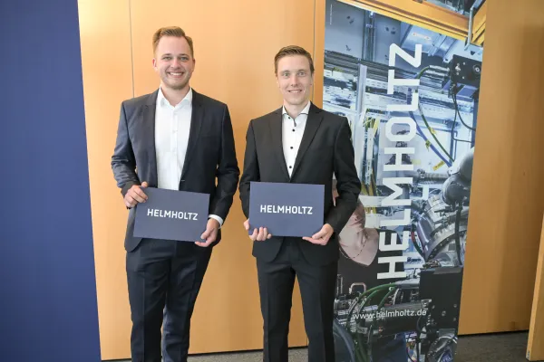 Bild:  Von schnellsten Protonen bis Bakterien im Endlager: Helmholtz zeichnet zwei HZDR-Forscher mit Promotionspreisen aus