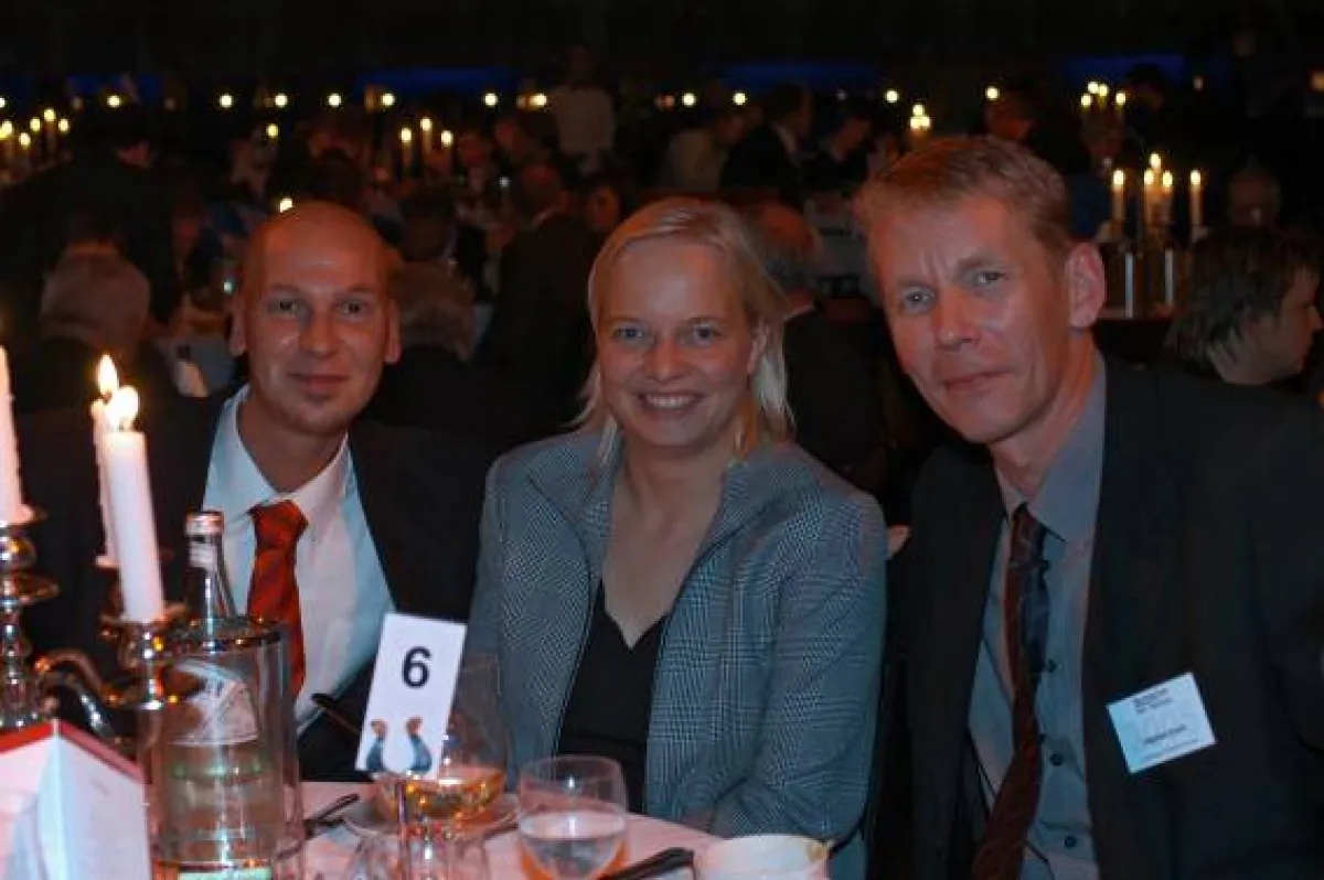 Marco Pforr, Stefanie Koltzenburg und Stephan Knoll ( von links) feiern in Berlin auf der Mutmacher-Gala.