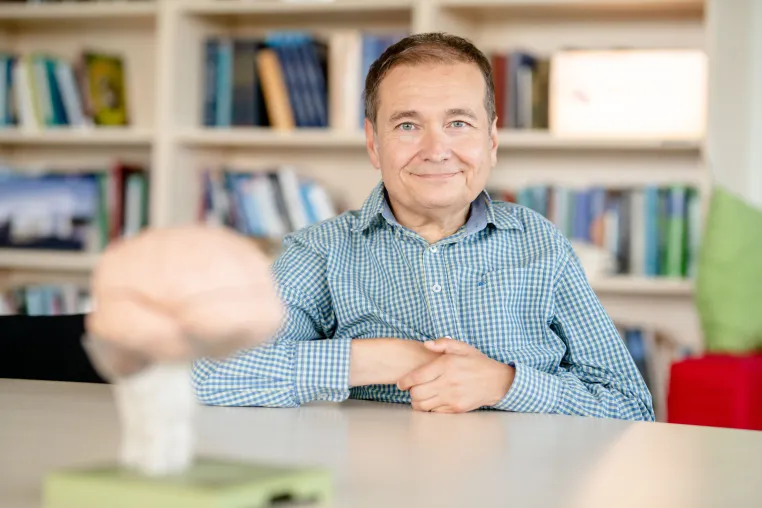 Bild: Onur Güntürkün erhält die Karl-Ritter-von-Frisch-Medaille 2026 der Deutschen Zoologischen Gesellschaft