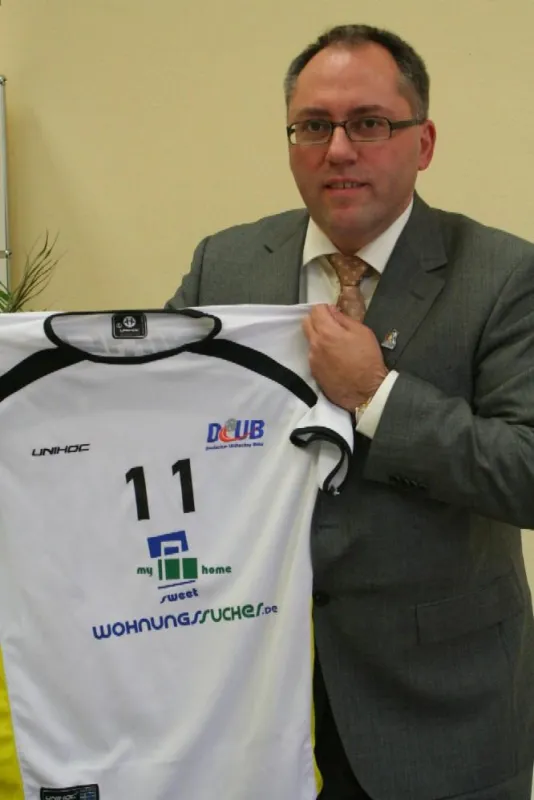 Manuel Hess präsentiert das deutsche Nationaltrikot.
