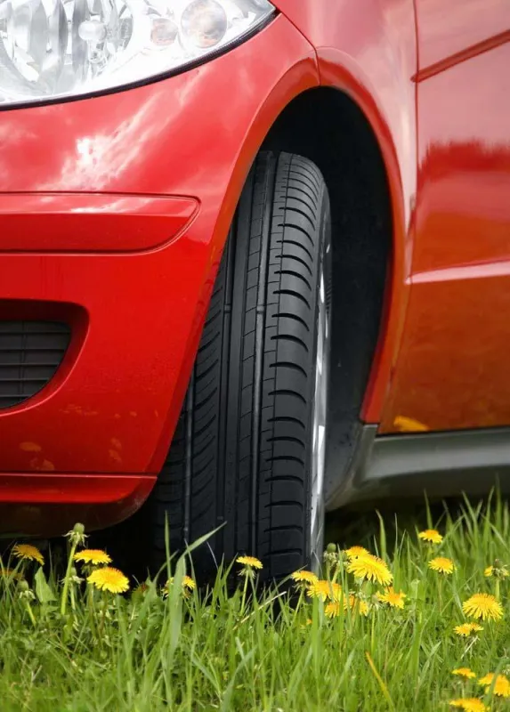 Mit Öko-Reifen von Nokian kann man einen halben Liter Sprit sparen und auch bei Nässe sicher fahren Foto: Nokian Tyres
