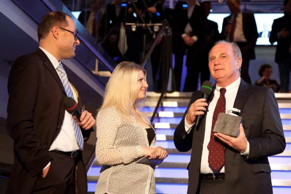 Uli Hoeneß ist Ehrenpreisträger des QUERDENKER®-Awards Bild: Uli Hoeneß ist Ehrenpreisträger des QUERDENKER®-Awards