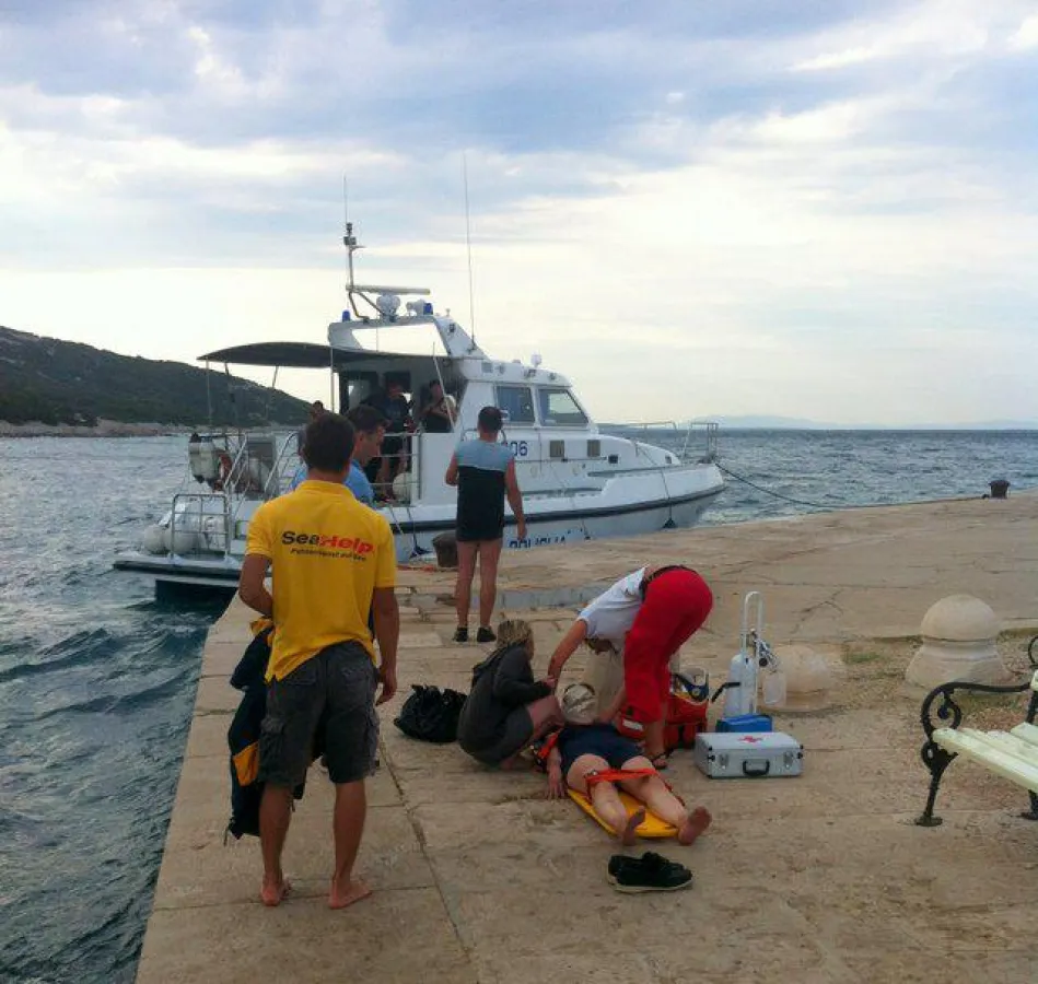 Ein SeaHelp-Mitarbeiter hat die Verletzte an Land gebracht.