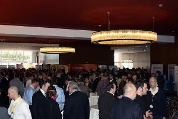 Bild: Drei strahlende Sieger und zufriedene Teilnehmer