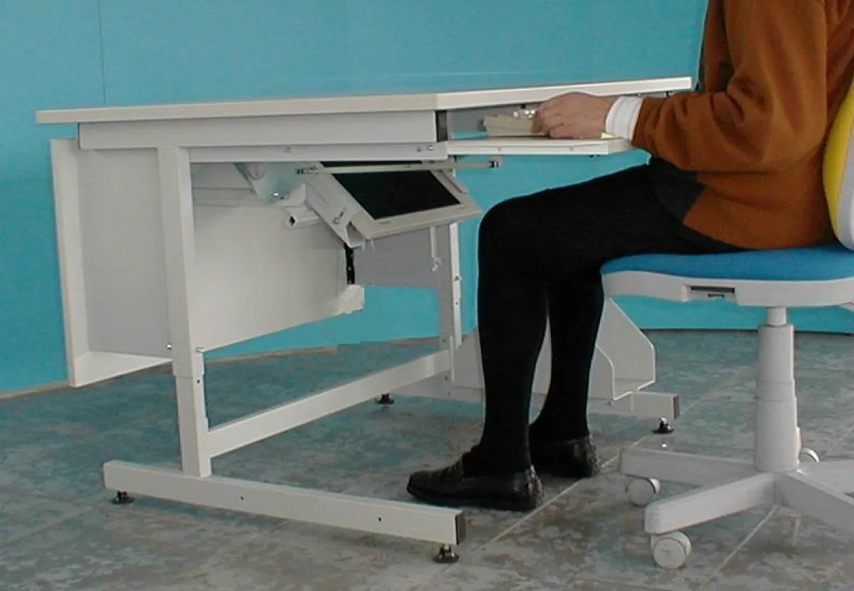 Versenkbarer Monitor bei Möbel von ADION