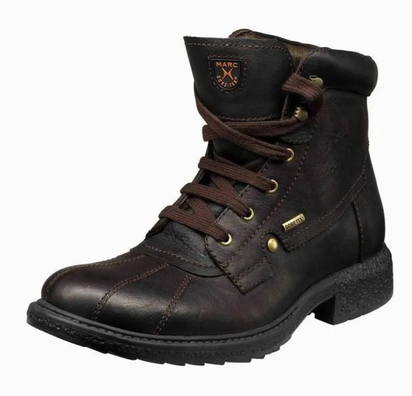 GORE-TEX® Boot von Marc: schick und stylish. Er ist ideal für gemütliche Waldspaziergänge sowie für Streifzüge durchs PartyViertel. Und sollte es einmal länger dauern, kein Problem. Dank der GORE-TEX®