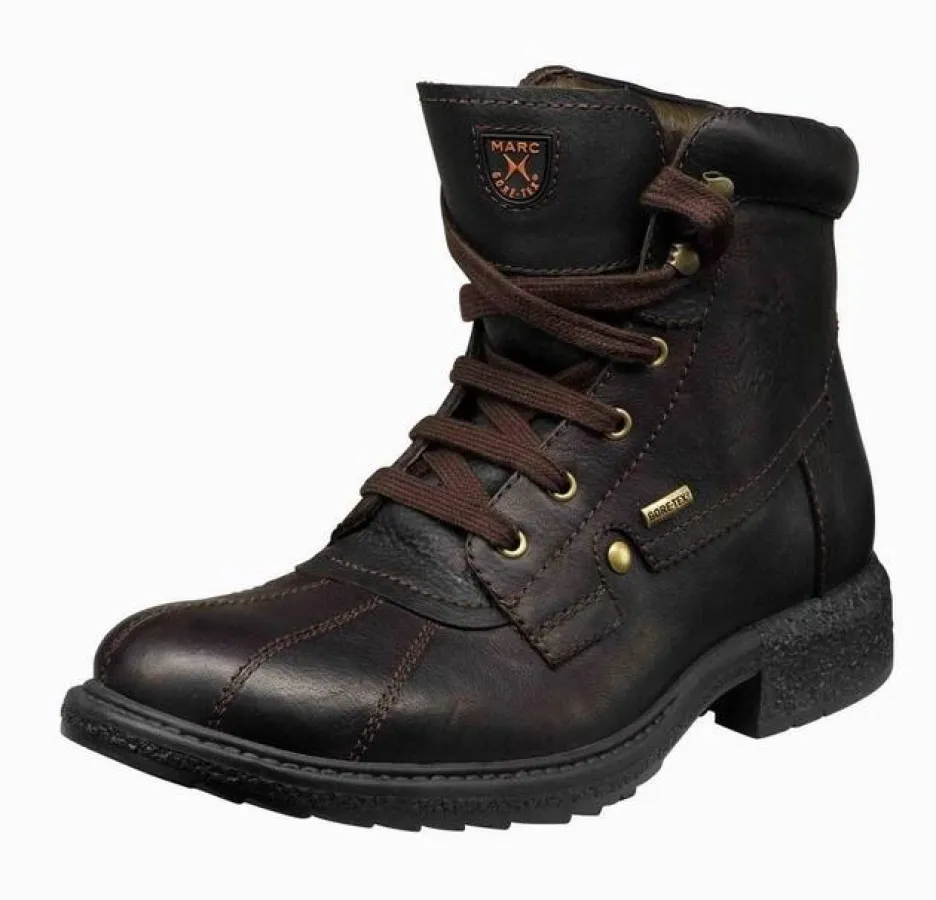 GORE-TEX® Boot von Marc: schick und stylish. Er ist ideal für gemütliche Waldspaziergänge sowie für Streifzüge durchs PartyViertel. Und sollte es einmal länger dauern, kein Problem. Dank der GORE-TEX®