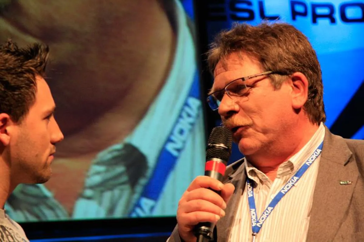 Dipl.Päd. Gerald Jörns vom Jugendschutztalk vor Ort  beim Talk auf der Münchener Bühne - Foto © Max Scharl