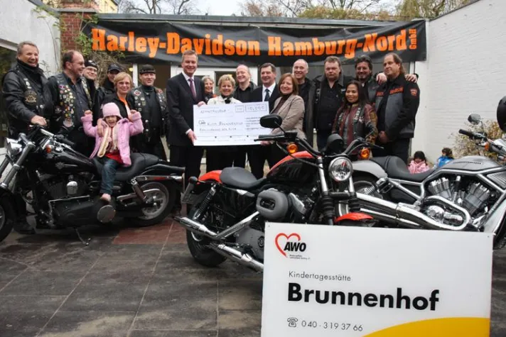 Bild: Anpacken für den guten Zweck: Harley-Davidson-Fahrer renovieren Kita in Hamburg-St. Pauli