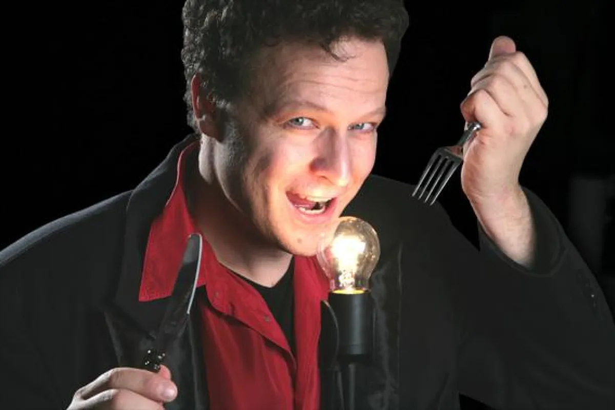 Harry Keaton: In Pose vor der Glühbirne