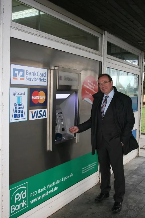 Viele Pendler können jetzt bequemer und günstiger Bargeld abheben.