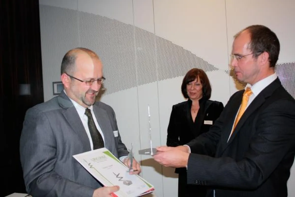 Freut sich über die Auszeichnung: futronic-Geschäftsführer Michael Preuß nimmt bei der Gala in Berlin den Bambus Champion 2010 en