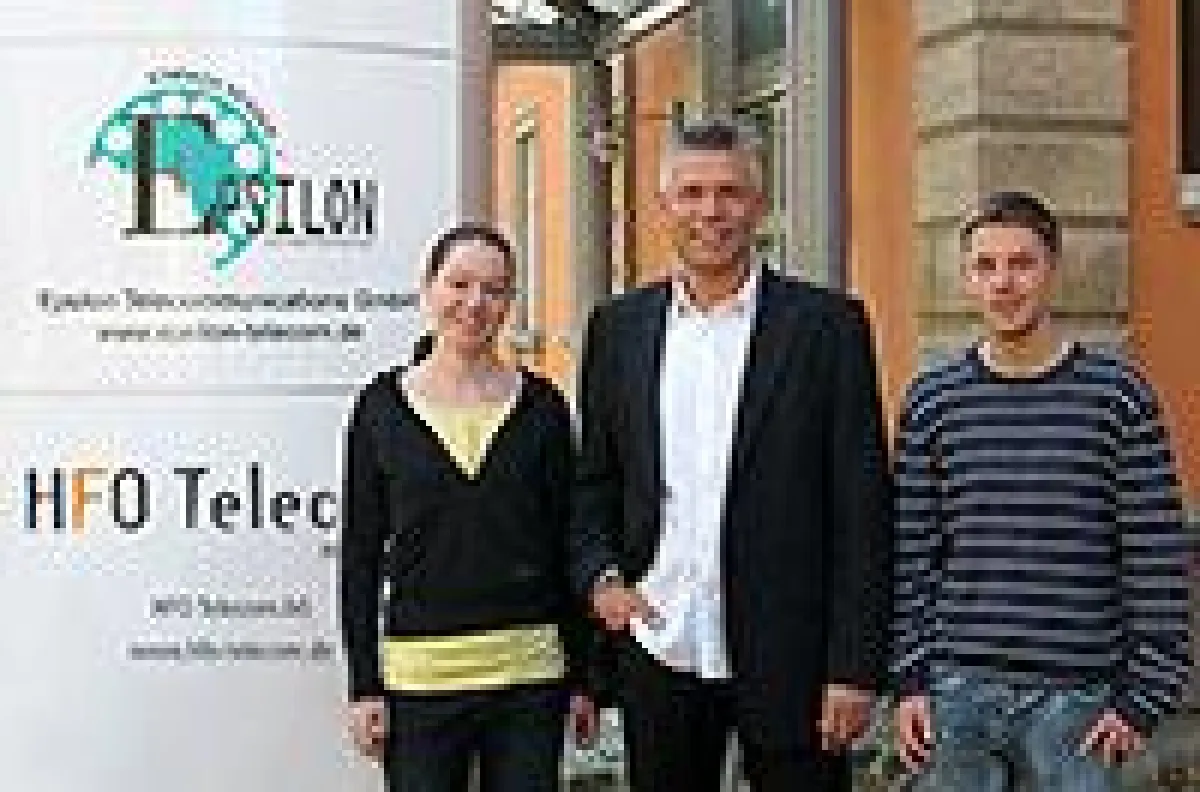 Wolfgang Hüttner mit Auszubildenden