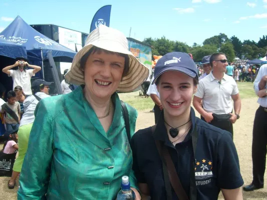 Ein Foto mit Helen Clark - STEP IN vergibt Teilstipendien zum Schulaufenthalt in Neuseeland und Kanada Bild: Ein Foto mit Helen Clark - STEP IN vergibt Teilstipendien zum Schulaufenthalt in Neuseeland und Kanada