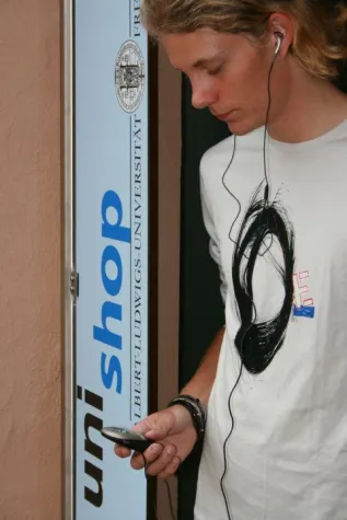 Bild: Der UniShop Freiburg lädt zur mittenächtlichen Eröffnung ein