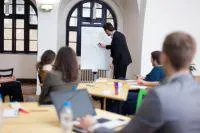 Bild: Schulungen u. Seminare zum NPersVG für den Personalrat in Niedersachsen / Der Dozent kommt in die Dienst