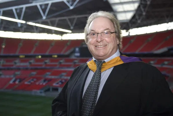 Bild: Focusrite Managing Director Phil Dudderidge erhält Ehrenprofessur an der Thames Valley University (TVU)