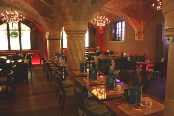 Bild: a/c/t: Intelligente Technik sorgt im Münchner Ratskeller für stimmungsvolle Gastlichkeit