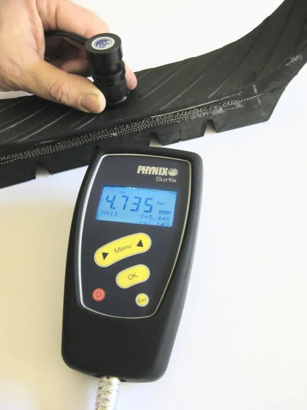 Messsonde mit Messgerät »Surfix« im Laboreinsatz an der Reifeninnenseite