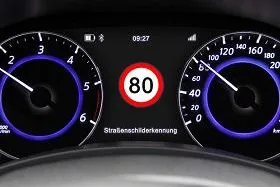Bild: Verkehrszeichen-Assistenten sind ein beliebtes Hilfsmittel, arbeiten aber nicht immer zuverlässig