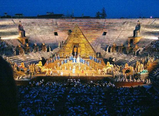 Bild: Opernmusik in Arena von Verona 2011