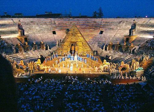 Bild: Opernmusik in Arena von Verona 2011